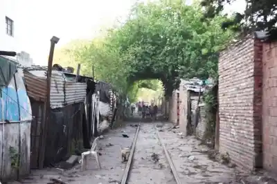 Viven a metros del tren y del Mercado: 'Nos sentimos discriminados'