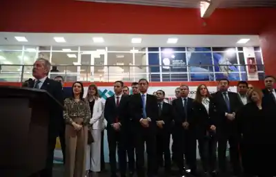 Un gobernador fue a una feria escolar, pero dejó una promesa que toca a todos