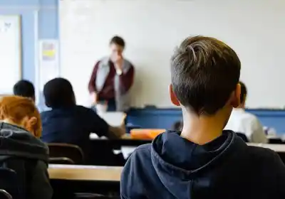 Fue a la escuela a reclamar por su hijo y terminó golpeado: un profesor en la mira