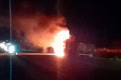 Un camión cargado de trigo se incendió en plena ruta y el tránsito quedó cortado