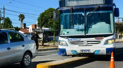 Un camión giró y dejó a un auto atrapado contra la rotonda de la Católica