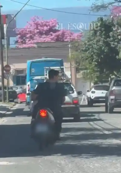Manejaba una moto con un bebé en brazos y sin casco: la imprudencia que indigna a Catamarca