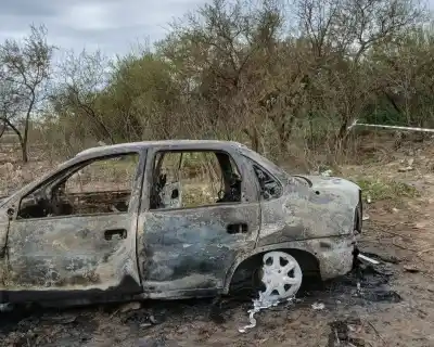 Un auto en llamas y una pista que no cierra: qué encontraron al apagar el fuego en Bajada Espinillo