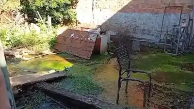 Hace 22 años que viven igual: el agua les entra a las casas y no pueden salir del barrio