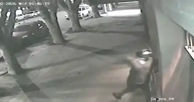 Un local en pleno centro sufrió dos ataques en un mes: el video que publicaron para identificar al sospechoso