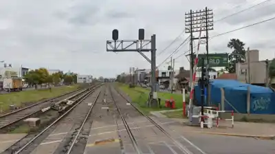 Cruzó con las barreras bajas y el tren lo embistió: la cifra que ahora deberá pagar