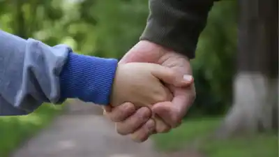 Sin abogado y con audiencia con el juez: el trámite gratuito para adoptar que pocos conocen