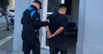 Intentó salir del súper con un matambre y queso escondidos en la ropa