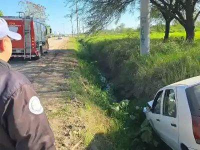 Iba manejando, terminó en una zanja y el alcohotest complicó todo