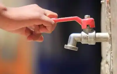 Dos meses más sin aumento: Aguas Riojanas congela la boleta y anticipa un verano récord