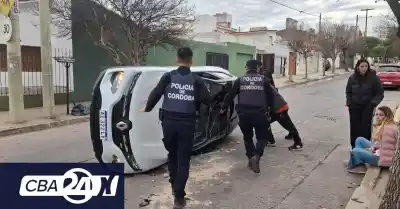 Volcó frente a un colegio con su bebé a bordo y salió por sus propios medios