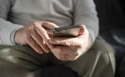 Diez viernes para aprender a usar el celular: la propuesta gratuita para adultos mayores en Alto Comedero