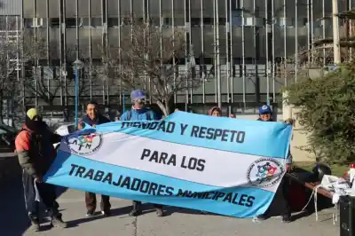 El gremio municipal llevó la protesta a la puerta del Municipio y el conflicto por los despidos llegó a la Justicia