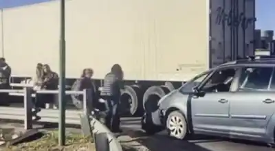 El impactante choque en la rotonda de Constitución que terminó con el auto debajo de un camión