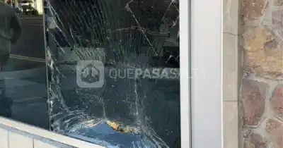 Se descompensó al volante en pleno centro y terminó incrustado en un hotel