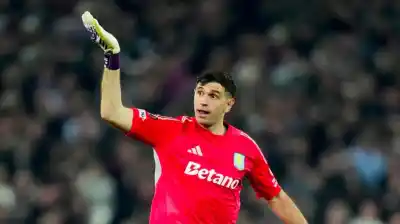 El Dibu Martínez vuelve a ser noticia en Europa: el gesto que despidió a los hinchas del Lille tras la eliminación