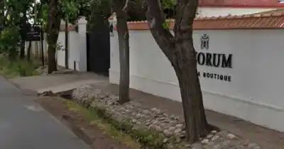 Volcó sobre una cuneta y terminó embistiendo a un operario de bodega en Luján