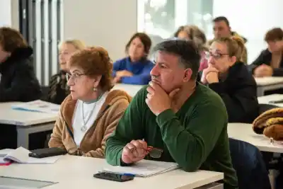 Se abrió una nueva convocatoria gratuita para que los adultos mayores aprendan a usar el celular y no caer en estafas
