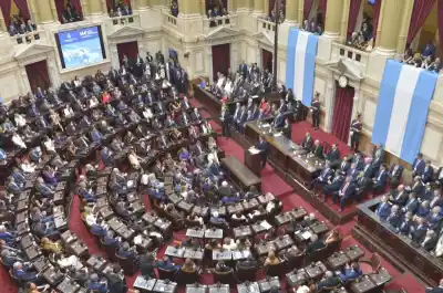 Valdés desdobla las elecciones en Corrientes y esquiva la interna nacional