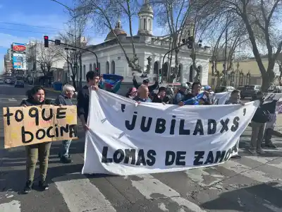 Jubilados de Lomas coparon la plaza con un reclamo millonario y ya avisaron cuándo vuelven