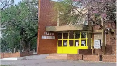 Los chicos escucharon un estruendo al entrar a la escuela y revivieron la escena que los marcó para siempre