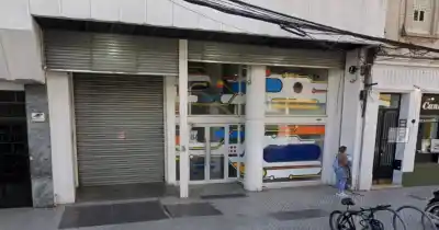 Un caño roto en Rosario mantiene a vecinos y comercios a oscuras: el insólito obstáculo que impide la reparación
