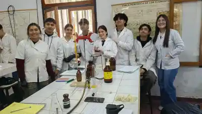 Estudiantes de minería dejaron las aulas y se metieron en un laboratorio de la UNCA