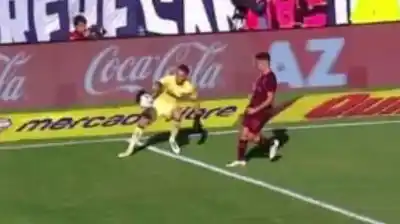 Polémica en Liniers: La jugada que el árbitro no quiso ver y desató la furia de Vélez