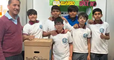 El invento de estos estudiantes catamarqueños que carga celulares a cambio de tapitas
