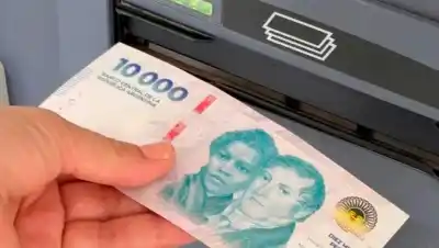 Sacar plata de un cajero que no es el tuyo: cuánto te cobran en septiembre y qué banco tiene la comisión más alta