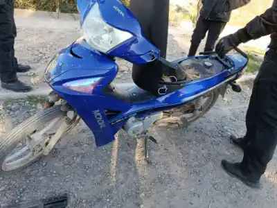 Circulaban en una moto robada hace dos años y llevaban un machete: el insólito hallazgo