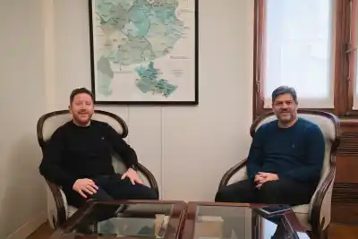 El gobernador bonaerense prepara una visita clave a Chubut y el intendente de Dolavon ya teje alianzas