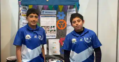 Dos chicos de Ambato construyeron una barredora y una aspiradora con basura: el detalle que sorprende