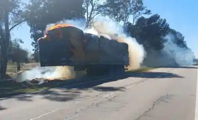 Se prendió fuego un camión con fardos en la Ruta 5 y el conductor tuvo una reacción desesperada