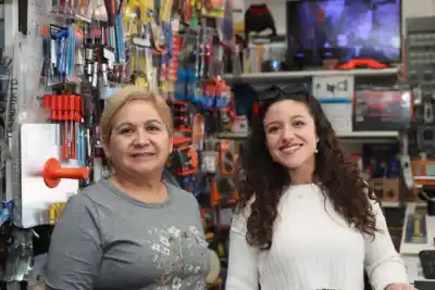 Madre e hija: las dueñas de una ferretería que se convirtió en un clásico de Roca