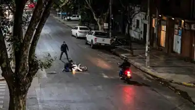 Tiraron al ladrón de la moto en pleno robo y lo atraparon: las cámaras lo registraron todo