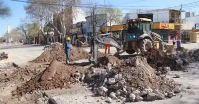 Avanza la renovación de agua y cloacas en la principal avenida de General Alvear