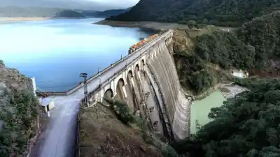 Alerta en Escaba: suspenden la natación por una floración de algas que preocupa a los especialistas