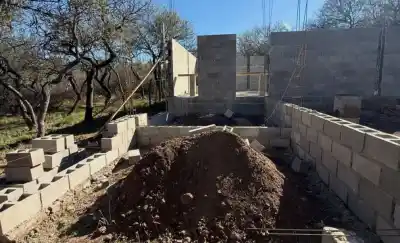 El Centro de Jubilados de Los Molles ya tiene paredes: la obra avanza a paso firme