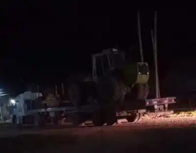Un camión con maquinaria agrícola destrozó el tendido eléctrico y dejó sin luz a más de diez cuadras