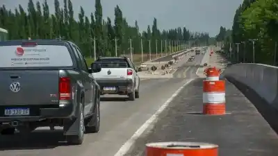 El tramo de la Ruta 22 que une Roca con Allen y que podría definir el plan de obras provincial