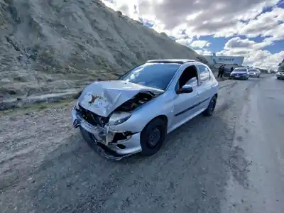 Una joven perdió el control en la Ruta 3 y terminó contra el guardarrail
