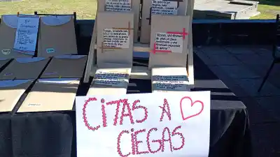 El misterioso cartel que robó miradas en la Expo Biblio Pop: ¿qué esconden estas citas a ciegas?