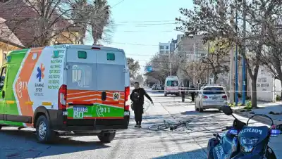 Murió un ciclista tras chocar con un auto en pleno centro de Roca