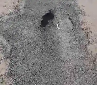 Vecino casi pierde su vehículo por un pozo en una calle de Catamarca: su reclamo