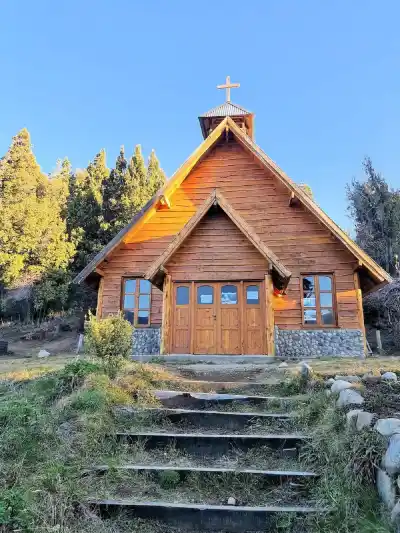La capilla escondida entre bosques y aguas cristalinas que sorprende en Villa Traful