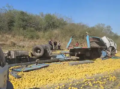 Un camión con limones volcó y la ruta quedó bloqueada: qué se sabe hasta ahora
