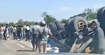 Volcó un camión cargado de azúcar en la Ruta 38 y hubo que evitar un saqueo