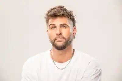 Juampi González vuelve al NEA con un show sobre los 40 y las contradicciones