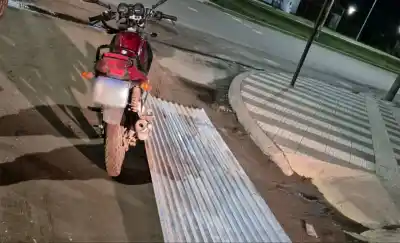 La llevaban de tiro en una moto: así atraparon a los dos ladrones de una chapa en Santa Rosa